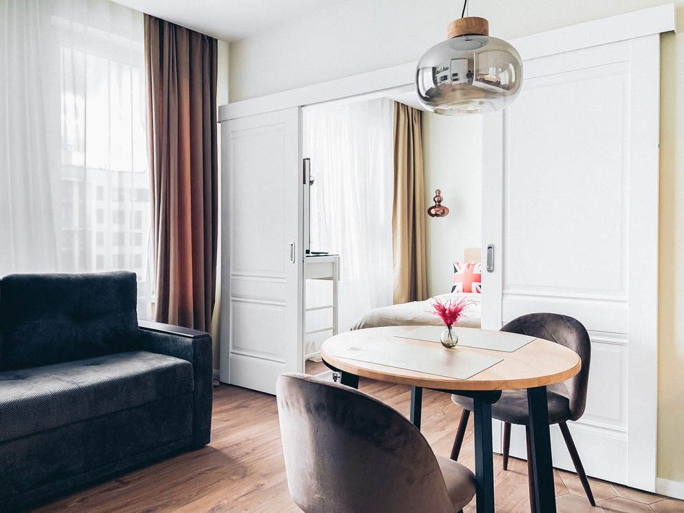 Idee per un piccolo soggiorno nordico con pavimento in laminato, TV a parete e pavimento marrone