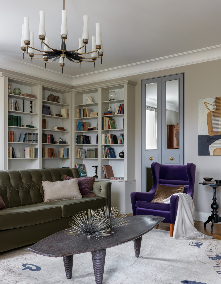 Ispirazione per un soggiorno chic con pareti beige e pavimento marrone