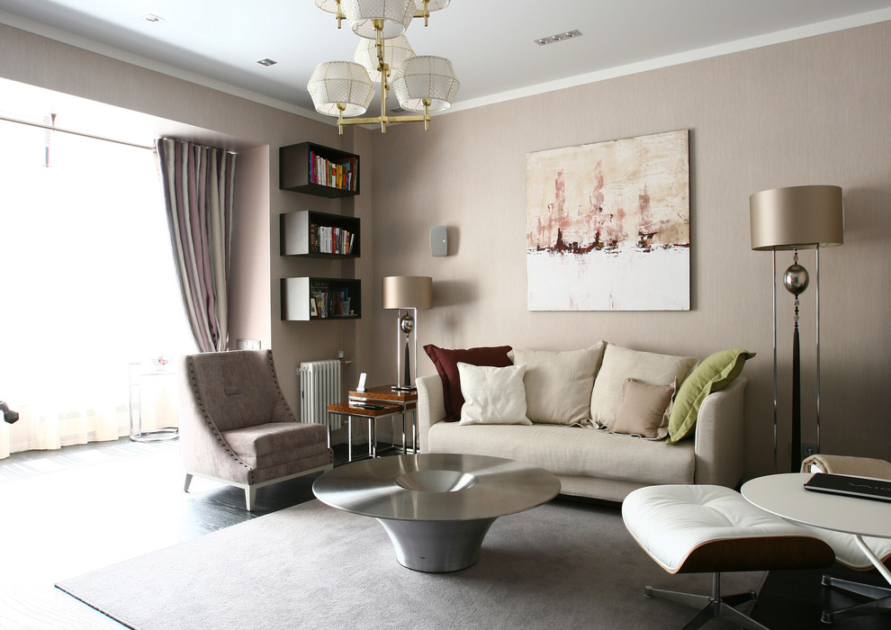 Immagine di un soggiorno contemporaneo con sala formale, pareti beige e parquet scuro