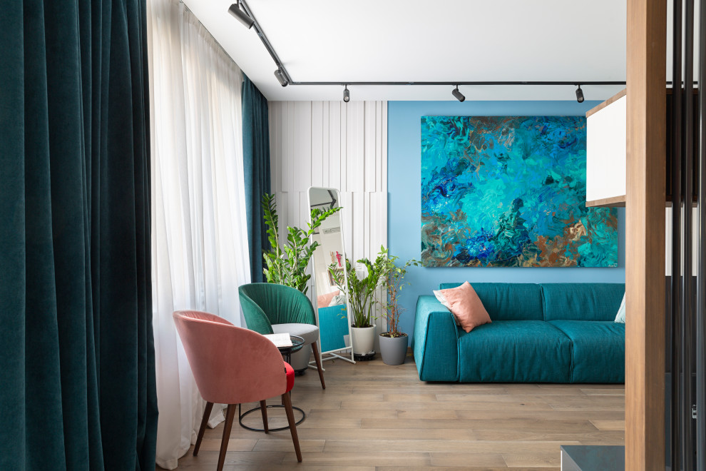 Cette image montre un salon design avec un mur bleu, un sol en bois brun et un sol marron.