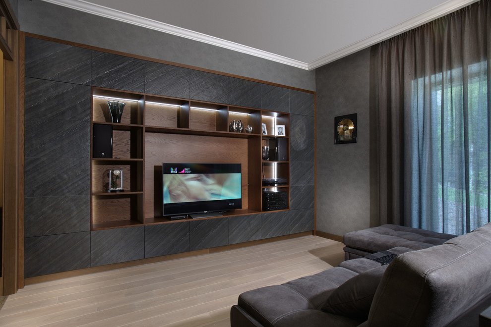 Diseño de salón contemporáneo de tamaño medio con paredes grises, suelo de madera pintada, pared multimedia y suelo beige