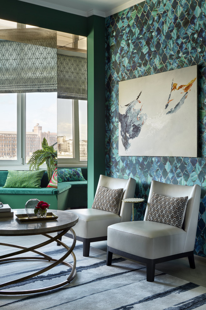 Стильный дизайн: объединенная гостиная комната в стиле фьюжн с разноцветными стенами - последний тренд