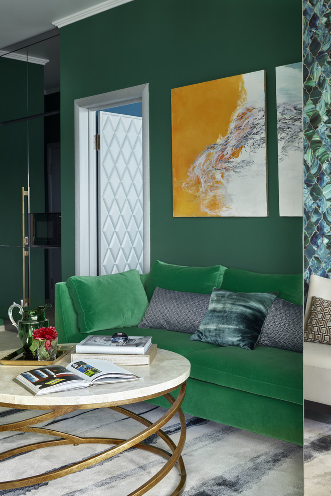 Idee per un soggiorno eclettico con pareti verdi, moquette e pavimento grigio