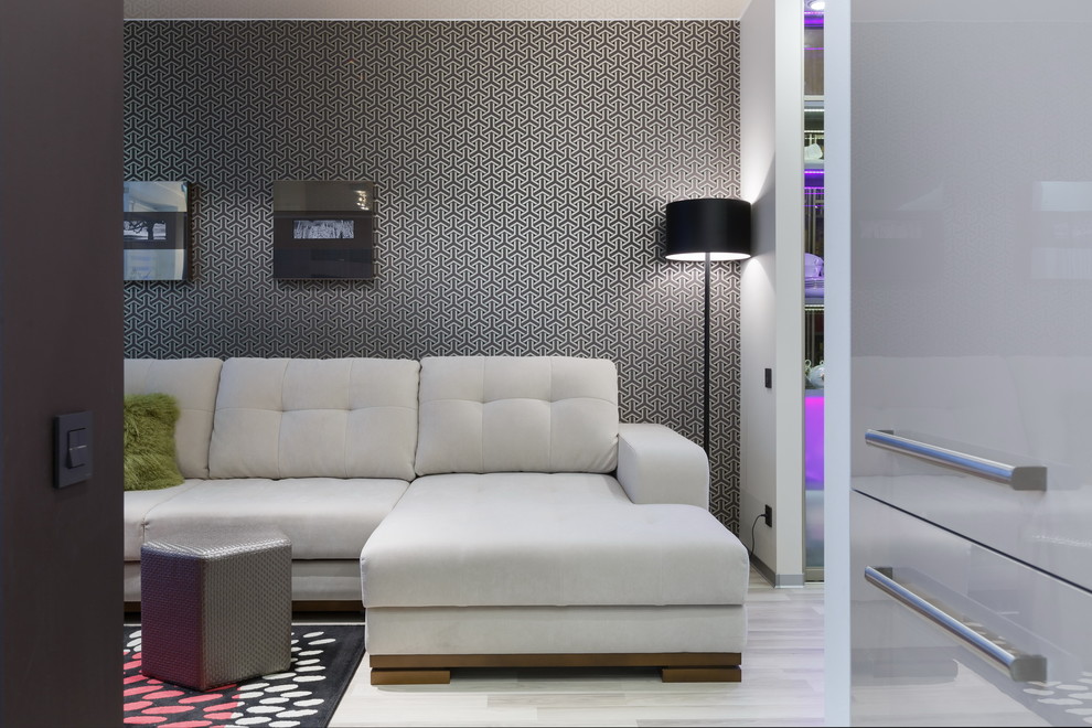 Inspiration för moderna separata vardagsrum, med ett finrum, beige väggar och ljust trägolv