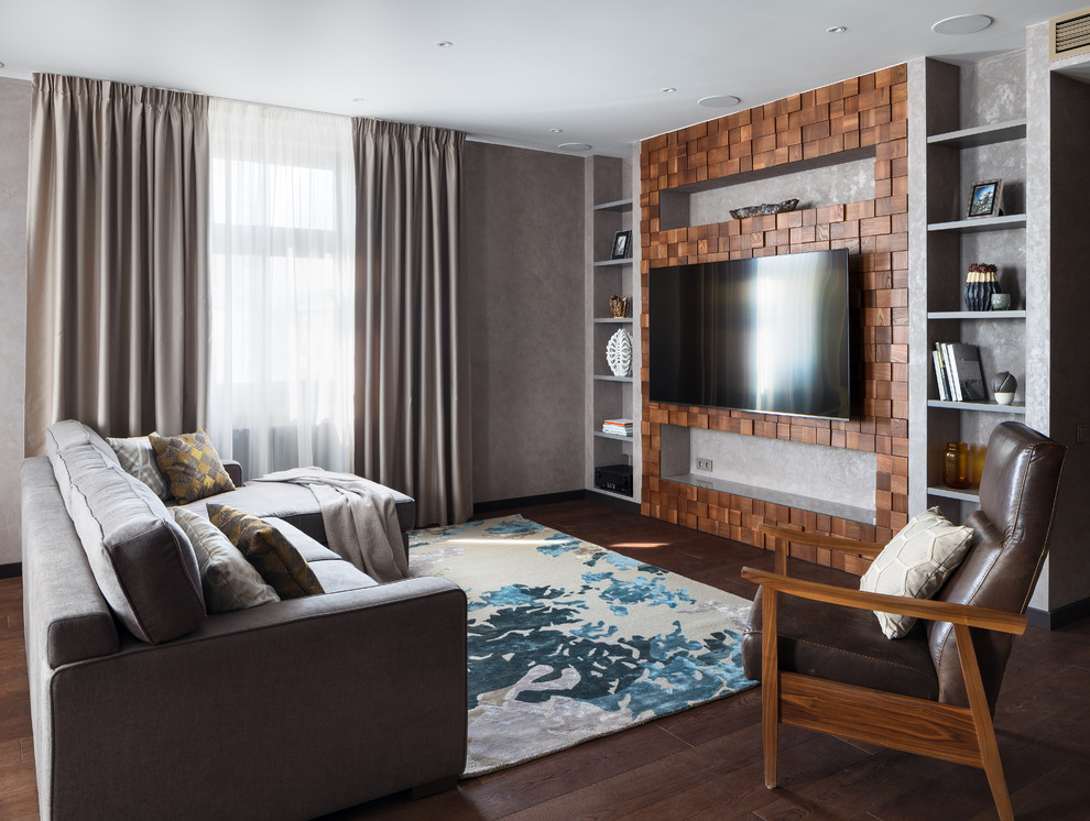 Свежая идея для дизайна: большая открытая гостиная комната в современном стиле с серыми стенами, телевизором на стене, коричневым полом и темным паркетным полом - отличное фото интерьера