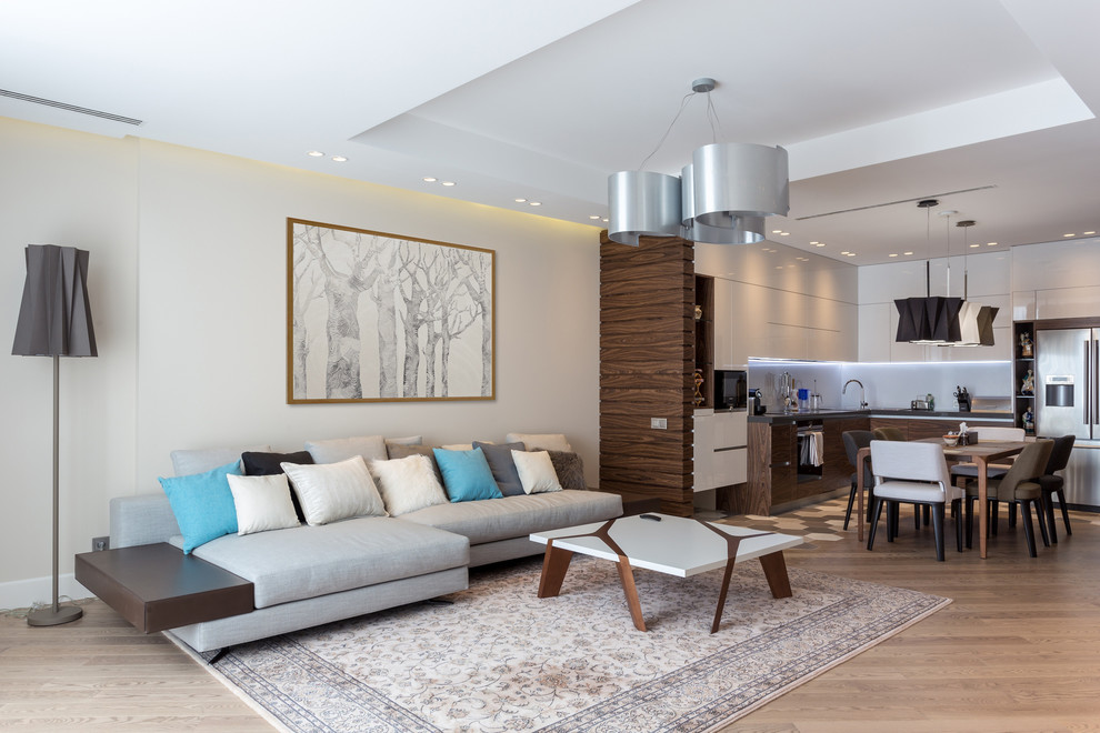 Источник вдохновения для домашнего уюта: большая открытая гостиная комната в современном стиле с белыми стенами, горизонтальным камином, телевизором на стене, коричневым полом и тюлем на окнах