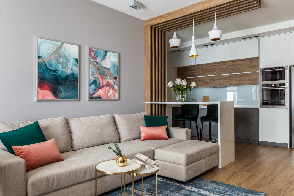 Offenes Modernes Wohnzimmer mit grauer Wandfarbe, braunem Holzboden und braunem Boden in Moskau