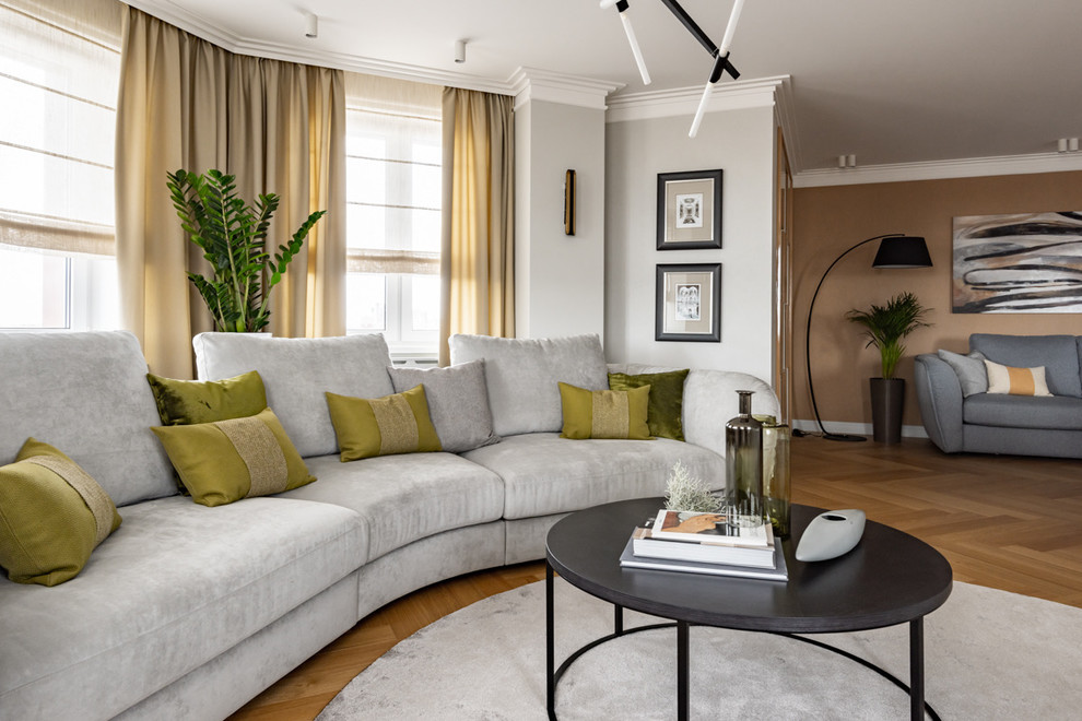 Пример оригинального дизайна: открытая гостиная комната среднего размера в современном стиле с с книжными шкафами и полками, серыми стенами, паркетным полом среднего тона, телевизором на стене и желтым полом