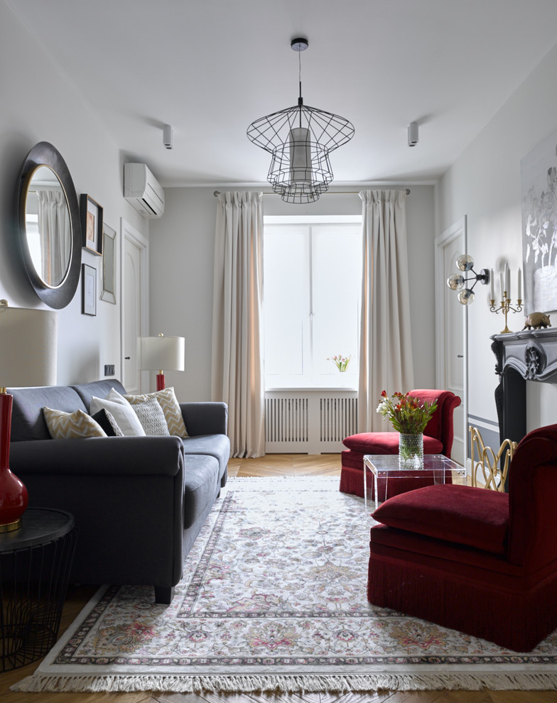 Свежая идея для дизайна: парадная, изолированная гостиная комната в стиле неоклассика (современная классика) с белыми стенами, ковровым покрытием и ковром на полу без телевизора - отличное фото интерьера