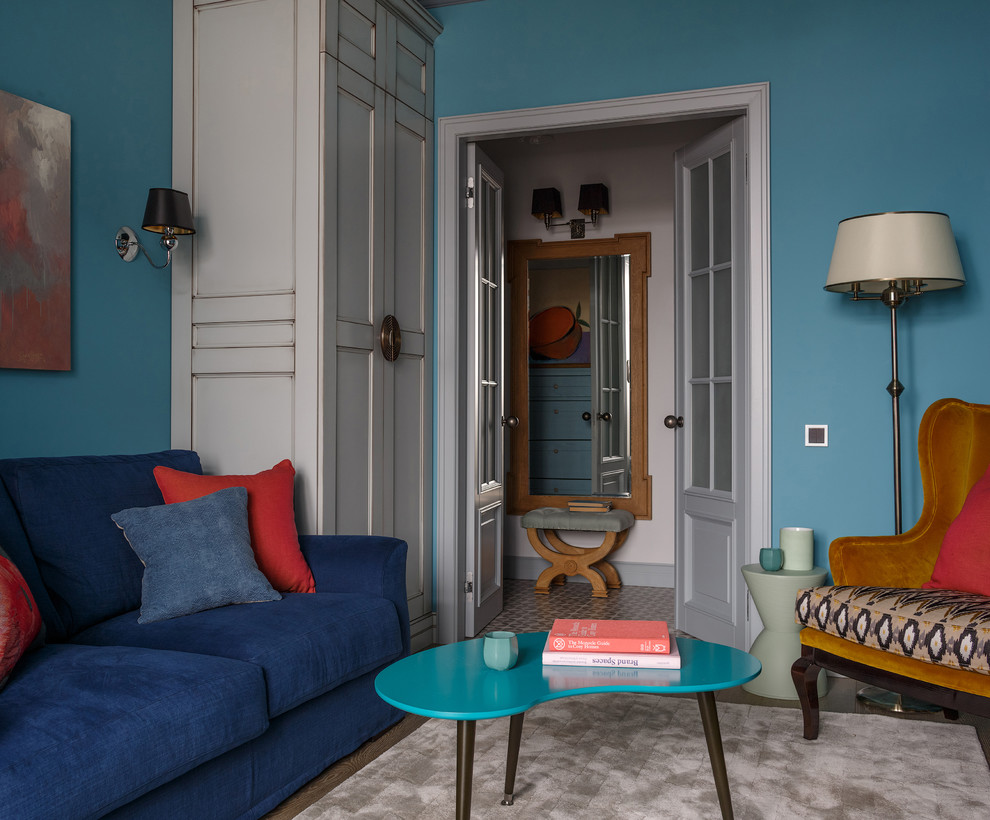 Idées déco pour un salon classique fermé avec une salle de réception, un mur bleu, un sol en bois brun et un sol marron.