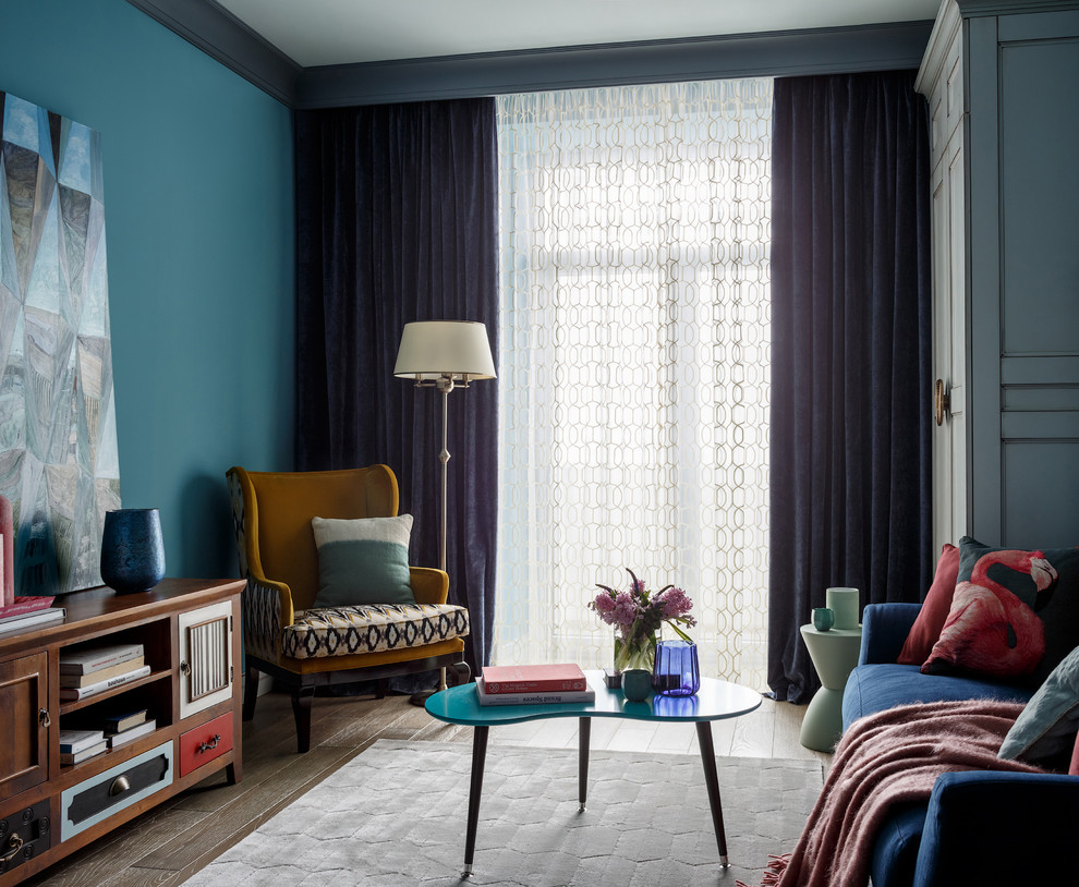 Ispirazione per un soggiorno classico chiuso con pareti blu, pavimento in legno massello medio e pavimento marrone