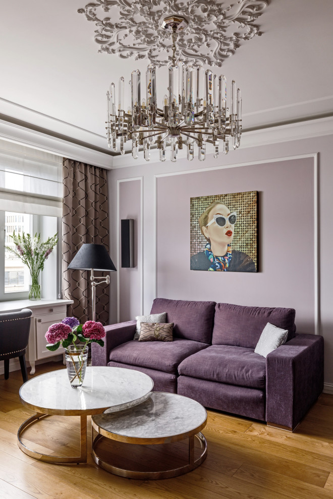 Стильный дизайн: гостиная комната в современном стиле с бордовым диваном - последний тренд