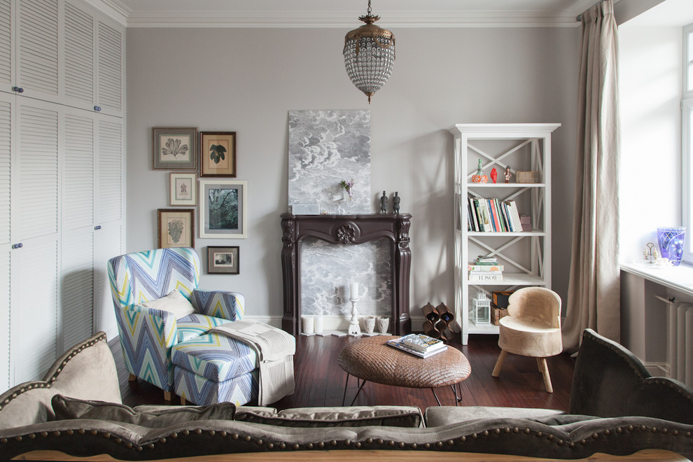 Esempio di un soggiorno classico con sala formale, pareti grigie e parquet scuro