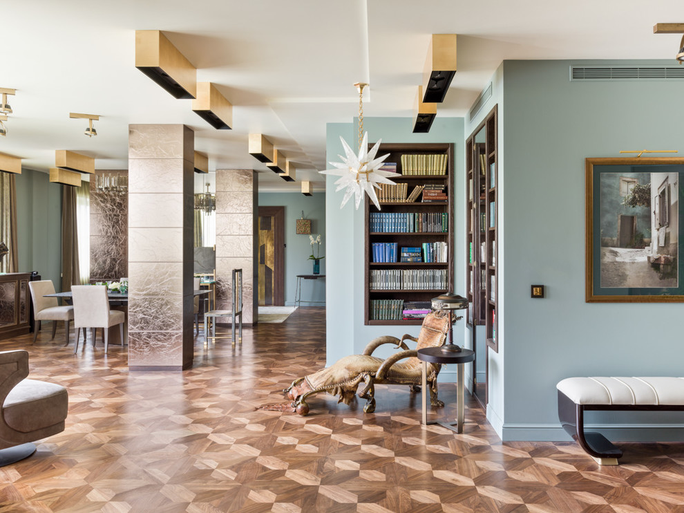 Idee per un soggiorno design con pareti grigie e pavimento in legno massello medio