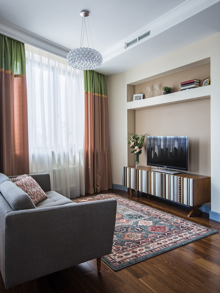 Источник вдохновения для домашнего уюта: изолированная гостиная комната среднего размера в стиле неоклассика (современная классика) с темным паркетным полом, отдельно стоящим телевизором, коричневым полом и бежевыми стенами