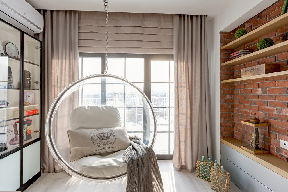 Modelo de sala de estar abierta urbana con paredes blancas, suelo de madera clara y suelo beige