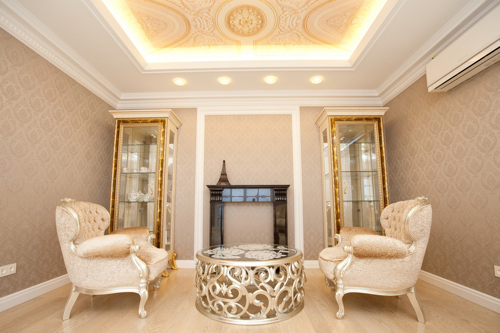 Foto de salón tradicional con paredes beige y suelo de madera clara