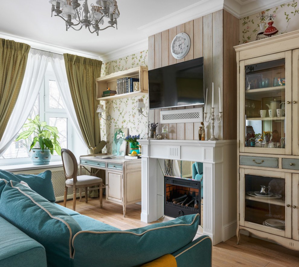 Immagine di un soggiorno classico aperto con sala formale, pareti beige, pavimento in legno massello medio, camino classico, TV a parete e pavimento marrone