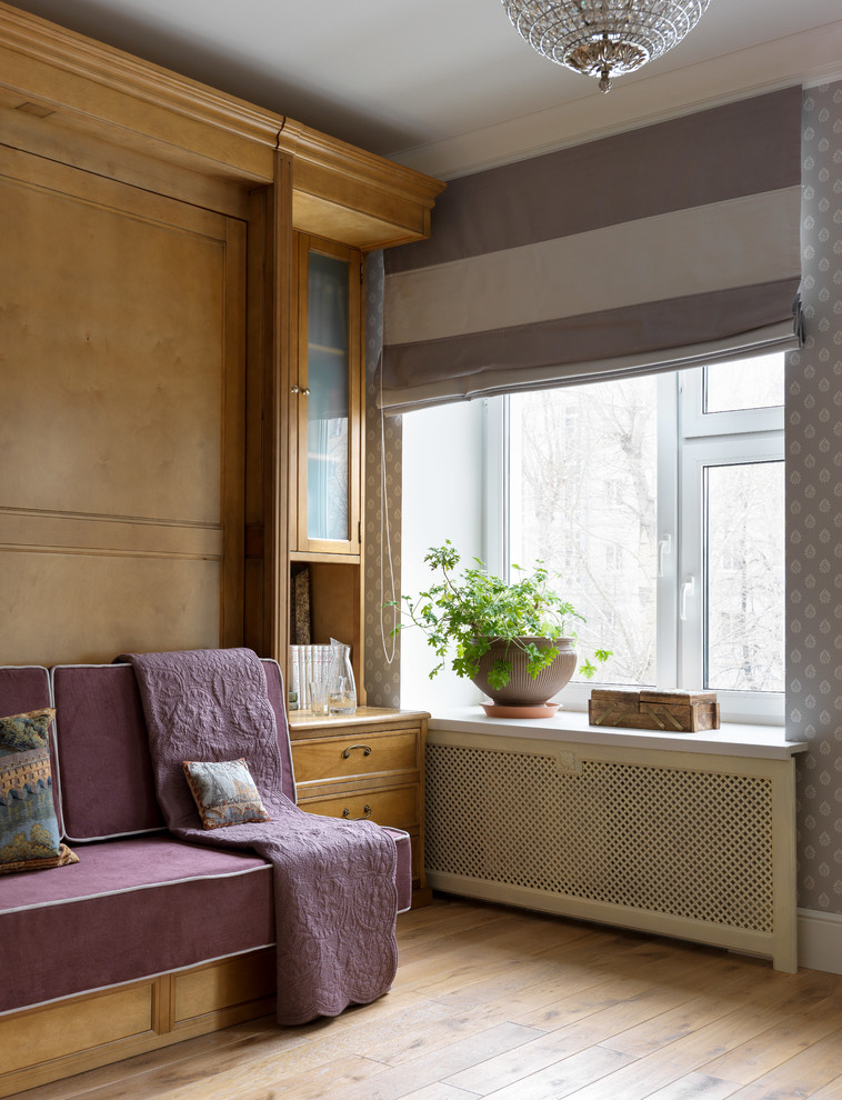 Foto de salón clásico de tamaño medio con paredes multicolor y suelo de madera clara