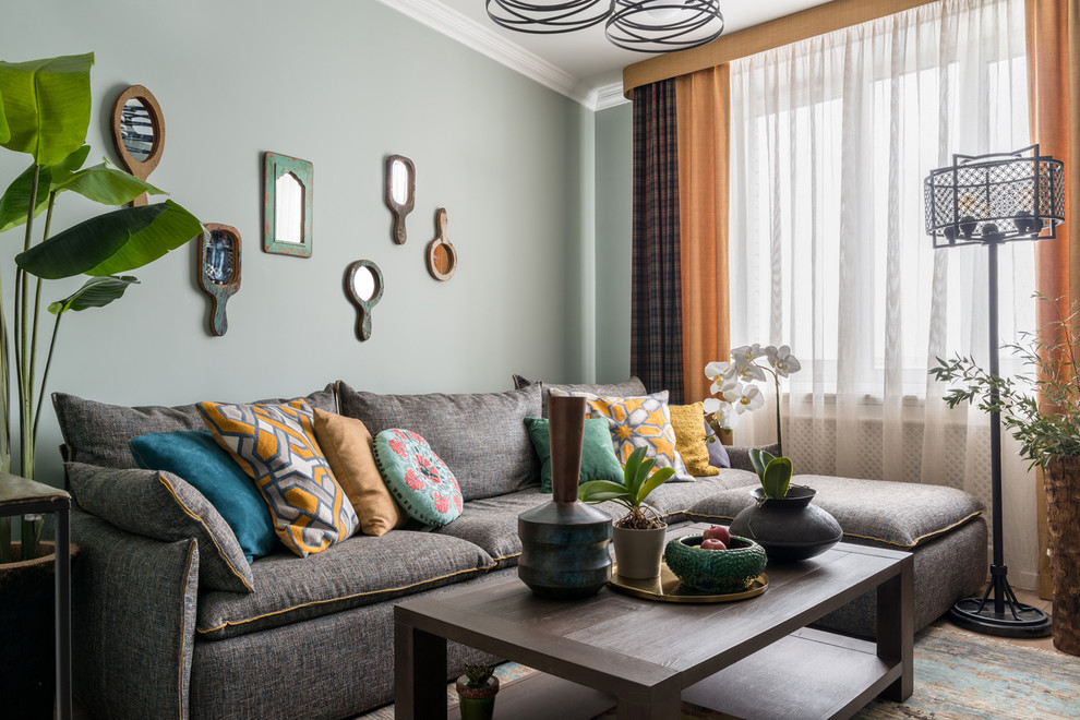 Свежая идея для дизайна: изолированная гостиная комната среднего размера в стиле фьюжн с серыми стенами и тюлем на окнах - отличное фото интерьера