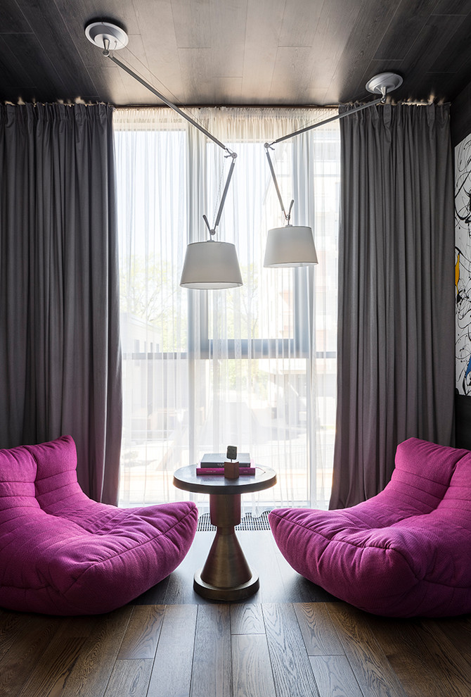 На фото: гостиная комната в стиле фьюжн с тюлем на окнах с