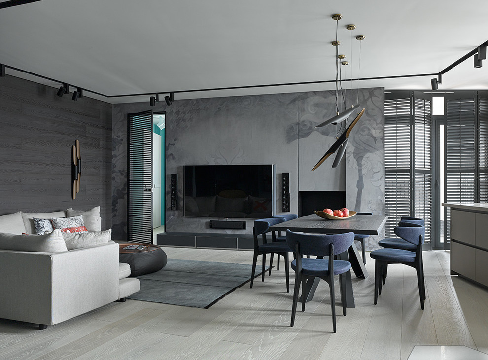 Repräsentatives Modernes Wohnzimmer mit hellem Holzboden, TV-Wand, grauer Wandfarbe und beigem Boden in Sonstige