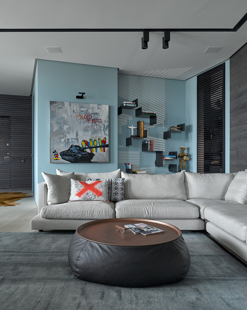 Fernseherloses, Offenes, Repräsentatives Modernes Wohnzimmer ohne Kamin mit blauer Wandfarbe und hellem Holzboden in Sonstige