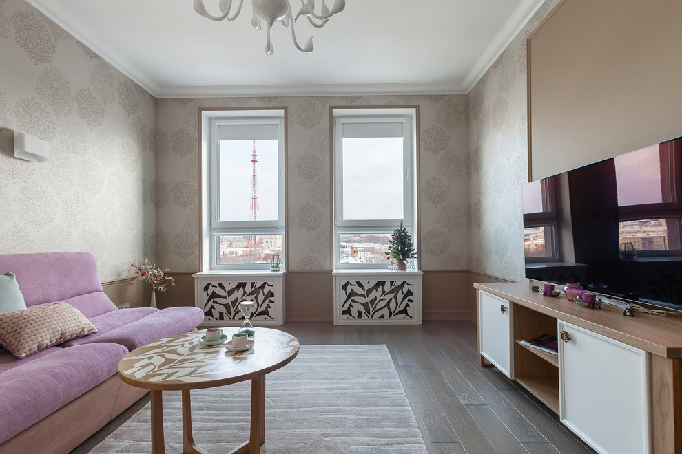 На фото: гостиная комната в современном стиле с паркетным полом среднего тона и отдельно стоящим телевизором