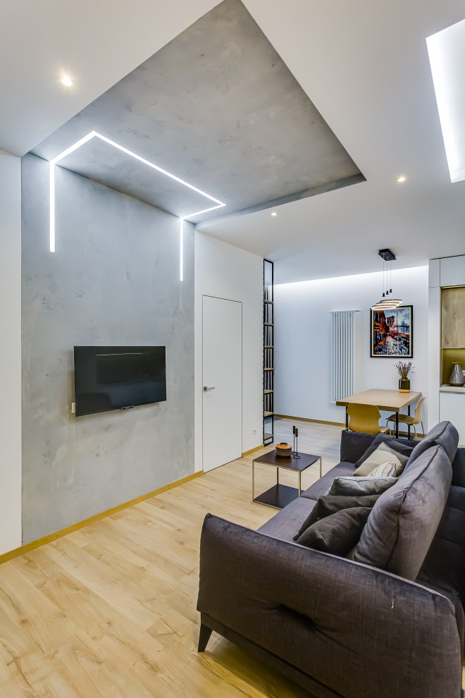 Ispirazione per un soggiorno design di medie dimensioni e aperto con pareti bianche, TV a parete e pavimento beige