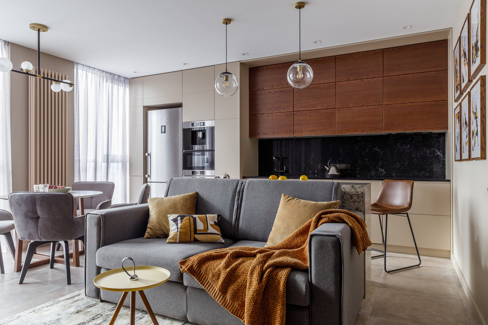 Offenes Modernes Wohnzimmer mit beiger Wandfarbe und beigem Boden in Sonstige