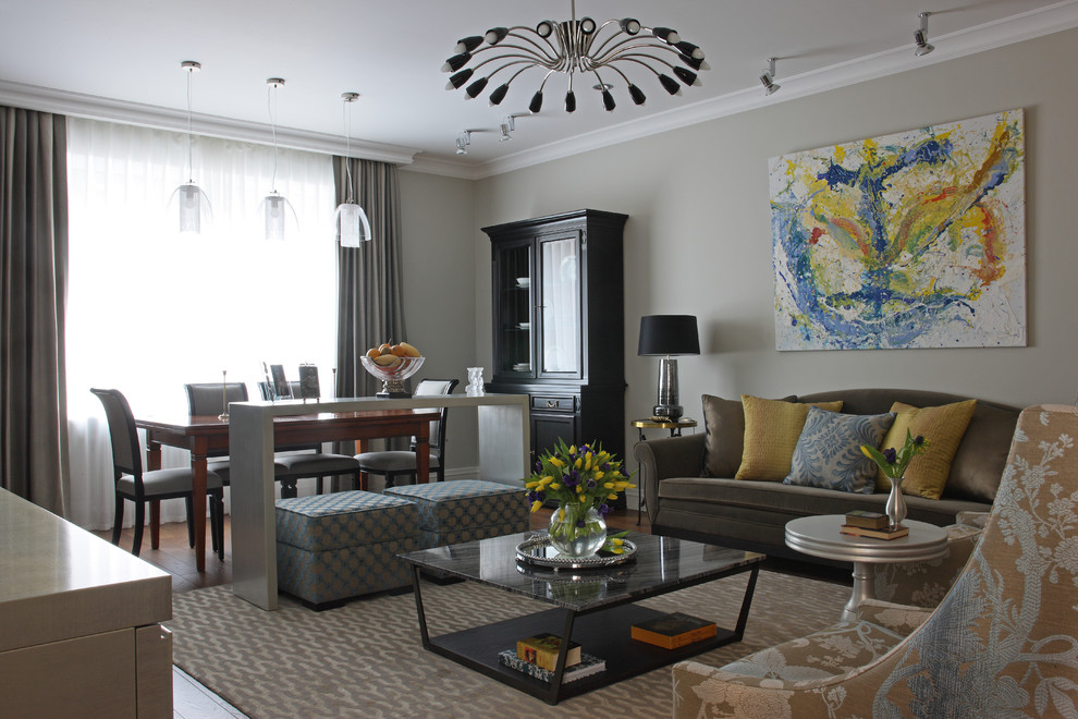 Cette image montre un salon design avec un mur beige et une salle de réception.