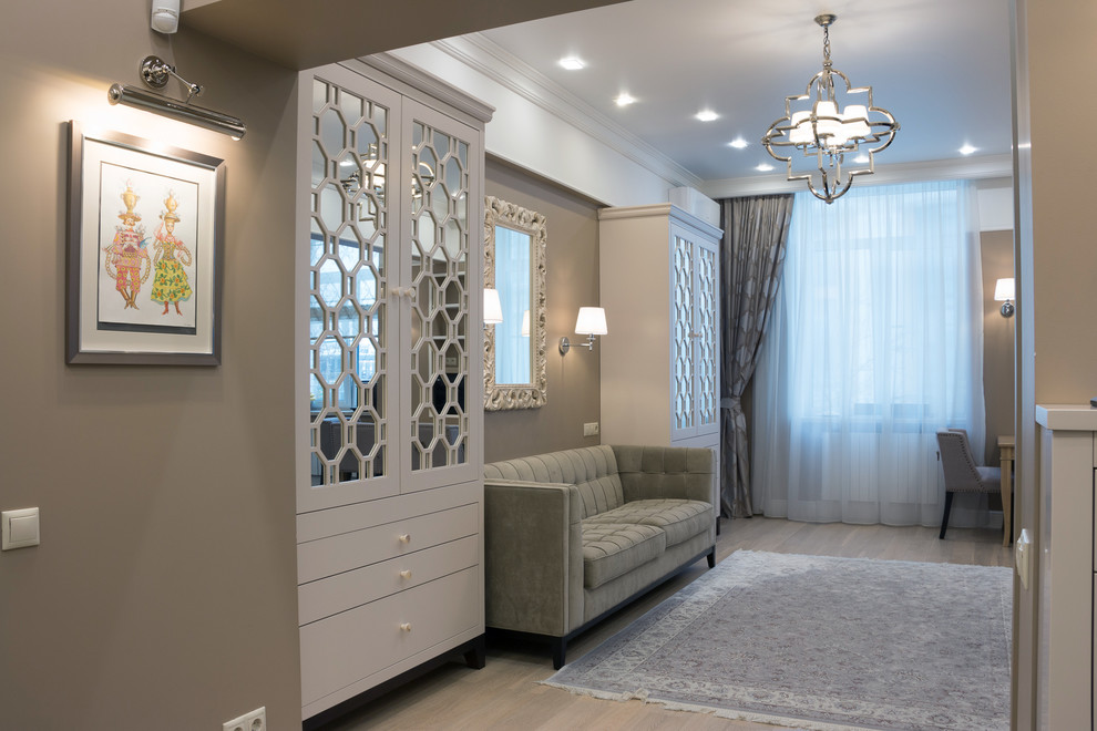 Пример оригинального дизайна: гостиная комната в стиле неоклассика (современная классика) с коричневыми стенами и светлым паркетным полом