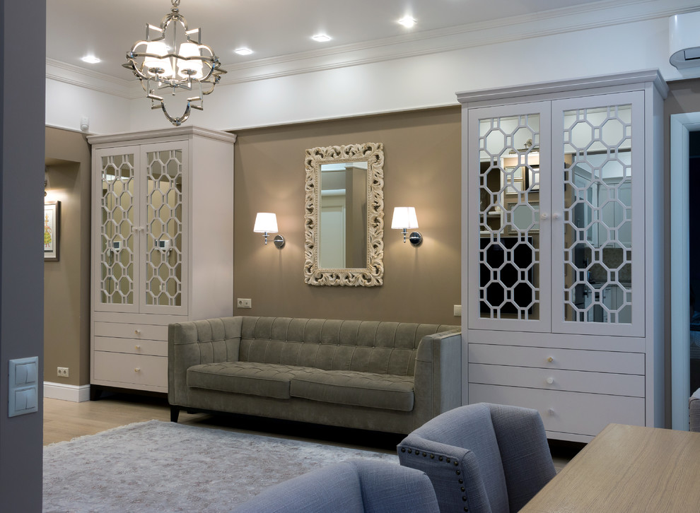 Modelo de salón clásico renovado con paredes marrones y suelo de madera clara