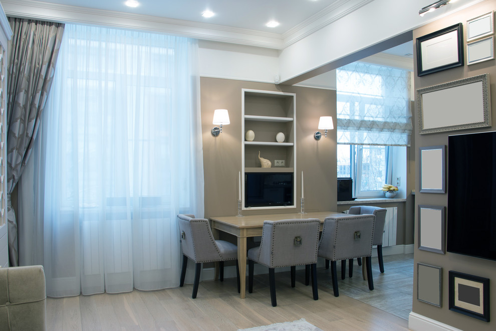 Foto di un soggiorno classico con pareti marroni e parquet chiaro