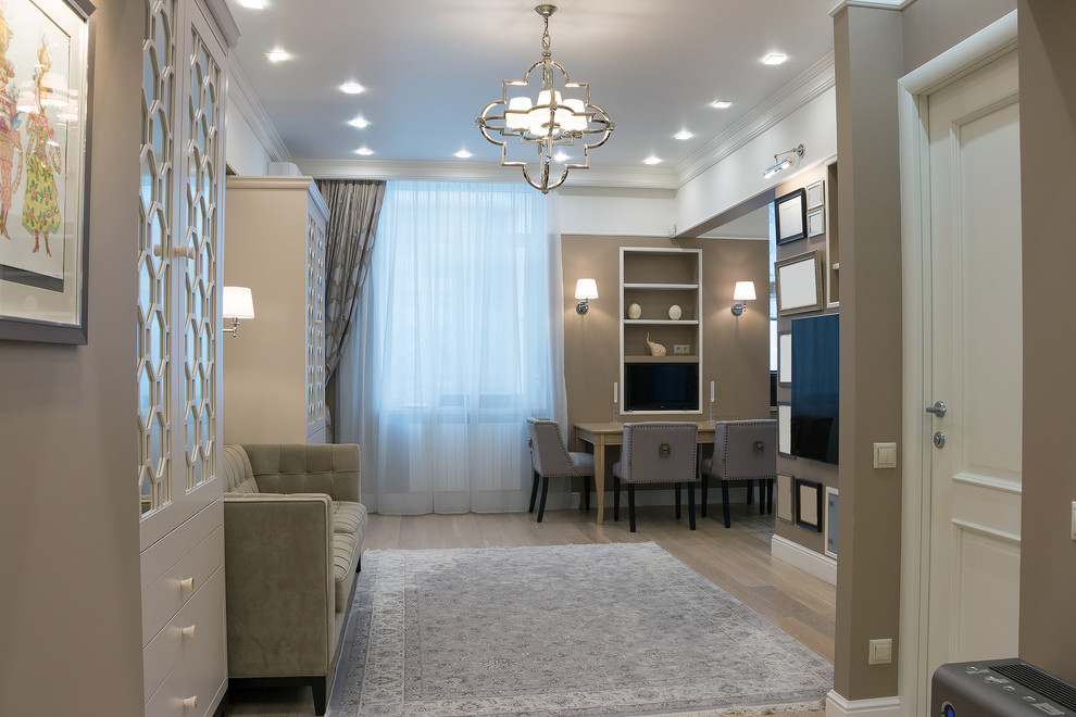 Источник вдохновения для домашнего уюта: гостиная комната в стиле неоклассика (современная классика) с коричневыми стенами и светлым паркетным полом