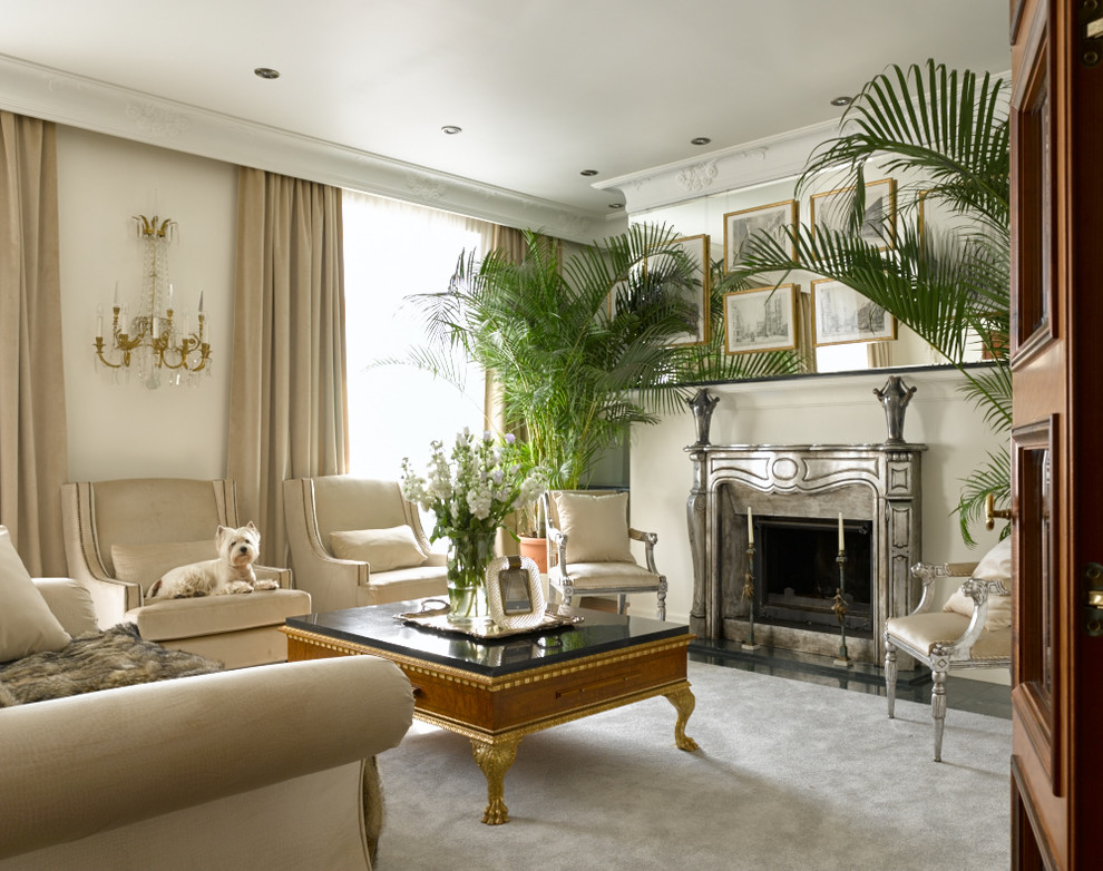 Пример оригинального дизайна: парадная гостиная комната в классическом стиле с стандартным камином, белыми стенами и ковровым покрытием