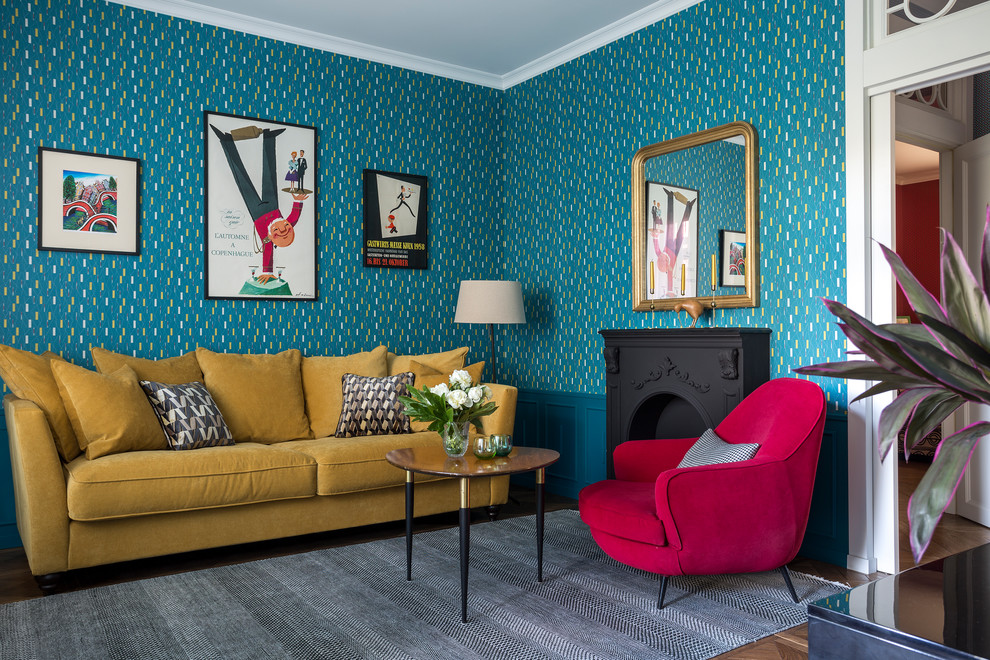Идея дизайна: парадная, открытая гостиная комната:: освещение в стиле фьюжн с синими стенами и горчичным диваном