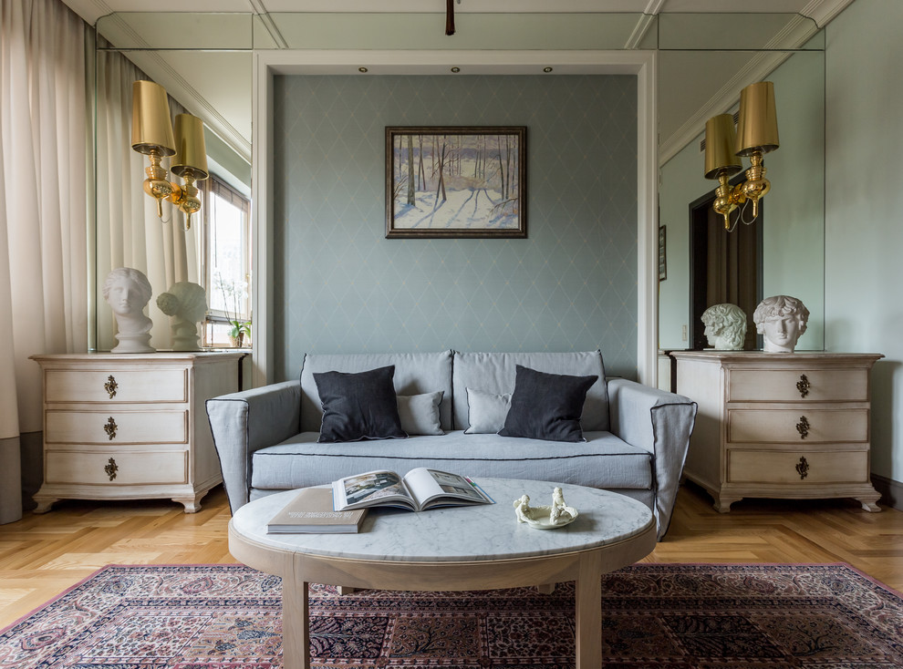 Стильный дизайн: объединенная гостиная комната в стиле неоклассика (современная классика) с серыми стенами, паркетным полом среднего тона и коричневым полом - последний тренд