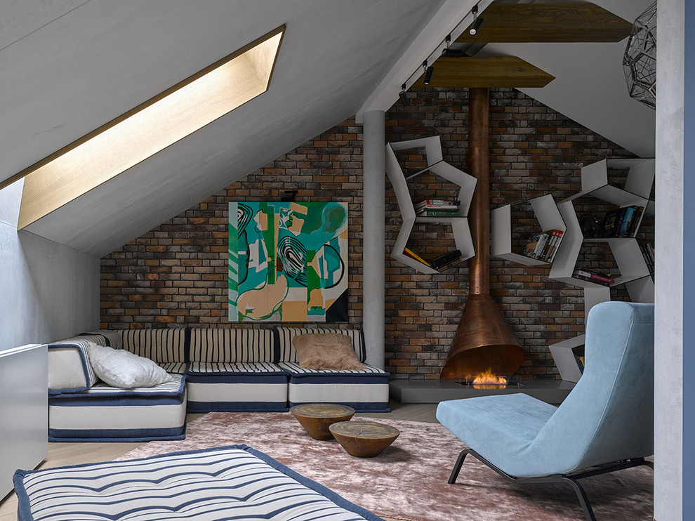 На фото: парадная, открытая гостиная комната в стиле фьюжн с разноцветными стенами, ковровым покрытием, горизонтальным камином и фасадом камина из металла с