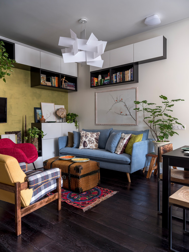 На фото: гостиная комната среднего размера в стиле фьюжн с бежевыми стенами, темным паркетным полом, телевизором на стене и коричневым полом