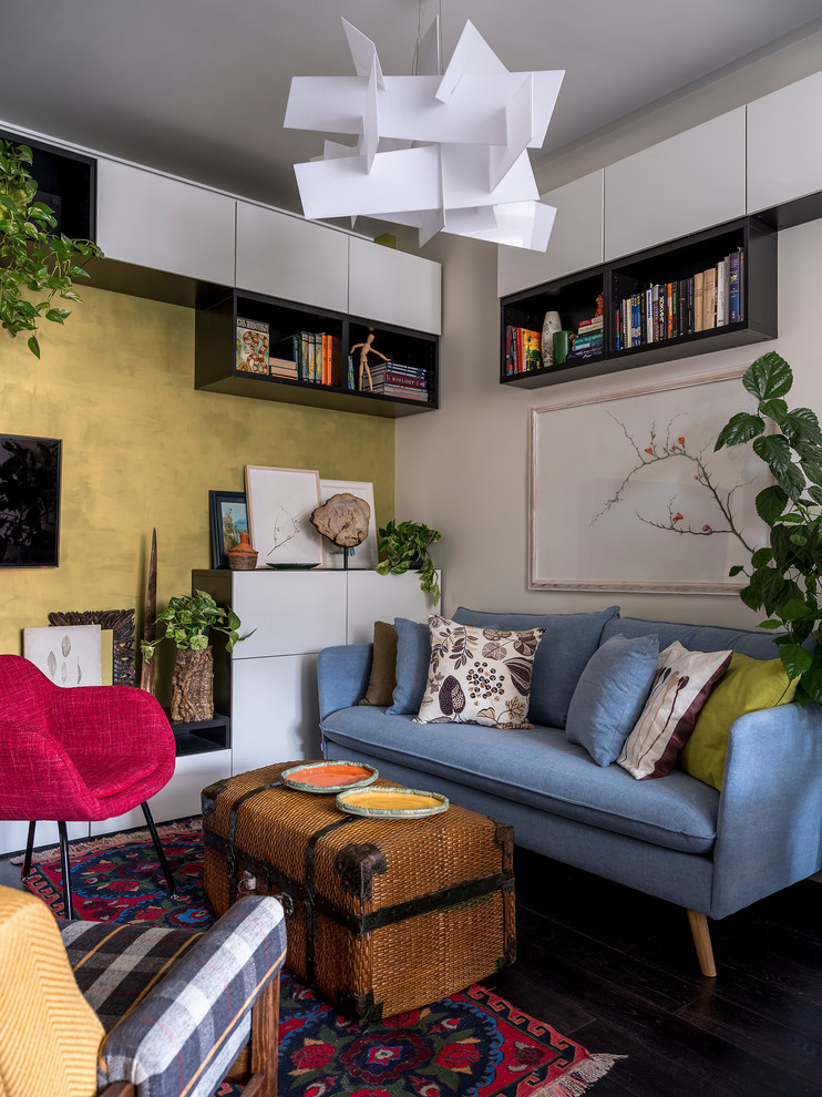 Пример оригинального дизайна: гостиная комната среднего размера в стиле фьюжн с бежевыми стенами, темным паркетным полом, телевизором на стене и коричневым полом