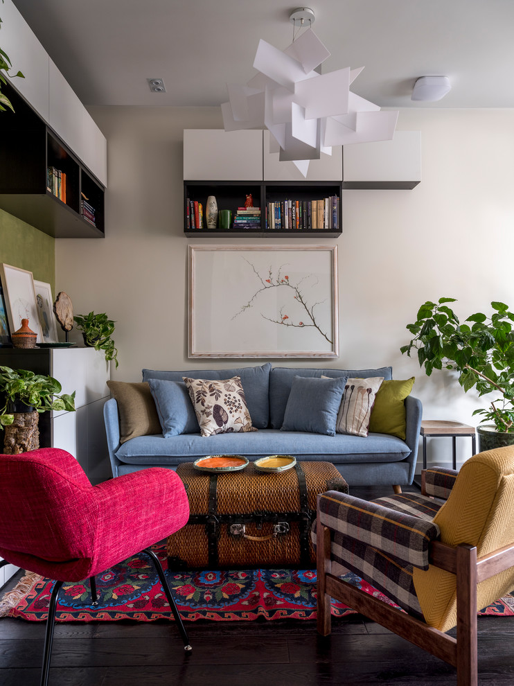Ispirazione per un soggiorno eclettico di medie dimensioni con pareti beige, TV a parete e pavimento marrone