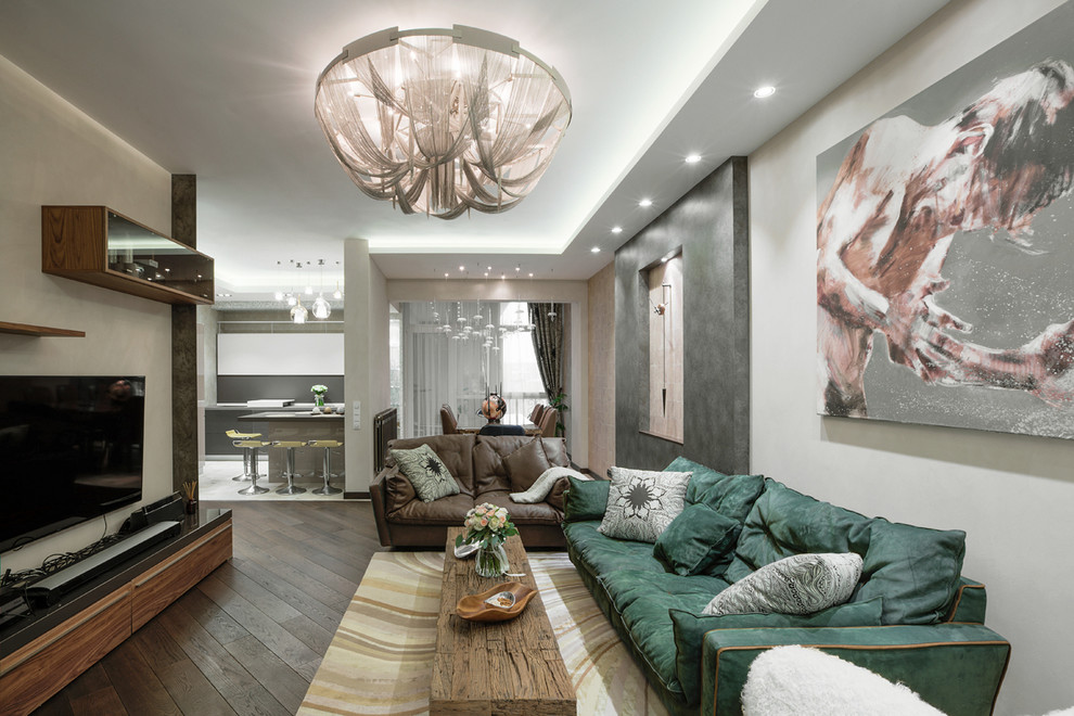 Immagine di un soggiorno minimal aperto con parquet scuro, TV a parete e sala formale