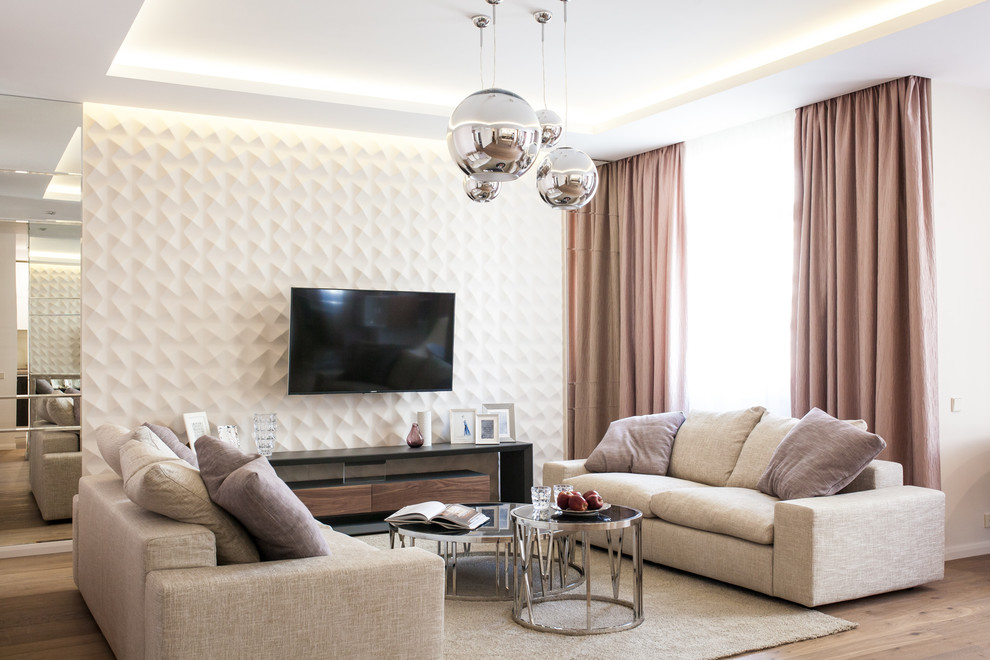 Immagine di un soggiorno design con pareti bianche, pavimento in legno massello medio, nessun camino, TV a parete e pavimento marrone