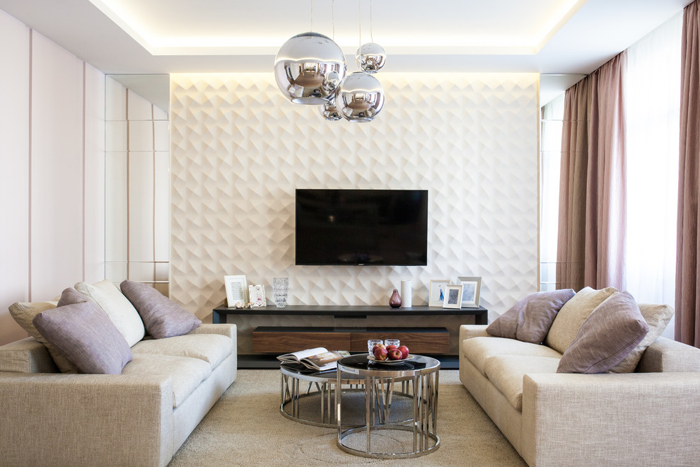 Идея дизайна: изолированная гостиная комната в современном стиле с бежевыми стенами, ковровым покрытием, телевизором на стене и бежевым полом