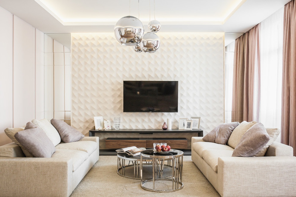 Großes, Offenes, Repräsentatives Modernes Wohnzimmer ohne Kamin mit beiger Wandfarbe, TV-Wand und Teppichboden in Moskau