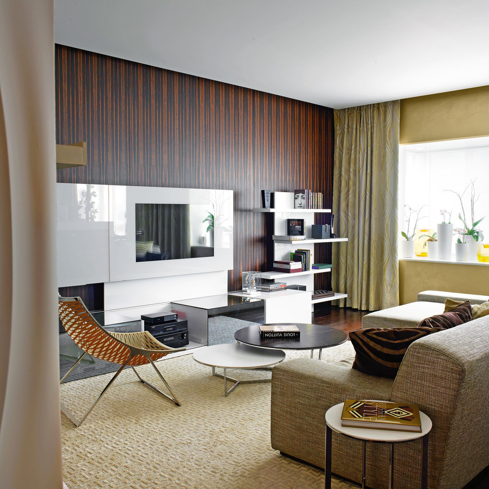 Cette photo montre un salon tendance ouvert avec une salle de réception, un mur marron, parquet foncé, un téléviseur encastré et un sol marron.