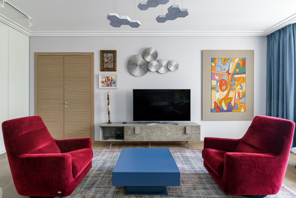 Источник вдохновения для домашнего уюта: гостиная комната в современном стиле с серыми стенами, паркетным полом среднего тона, отдельно стоящим телевизором, коричневым полом и синими шторами