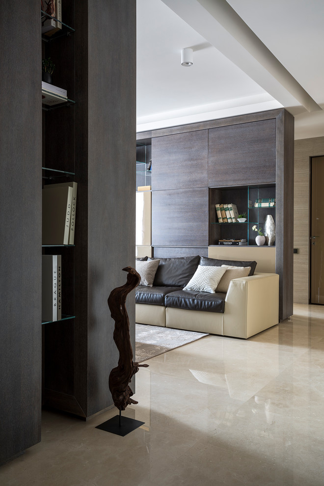 Стильный дизайн: открытая, объединенная гостиная комната среднего размера в современном стиле с с книжными шкафами и полками, бежевыми стенами, паркетным полом среднего тона, телевизором на стене и коричневым полом - последний тренд