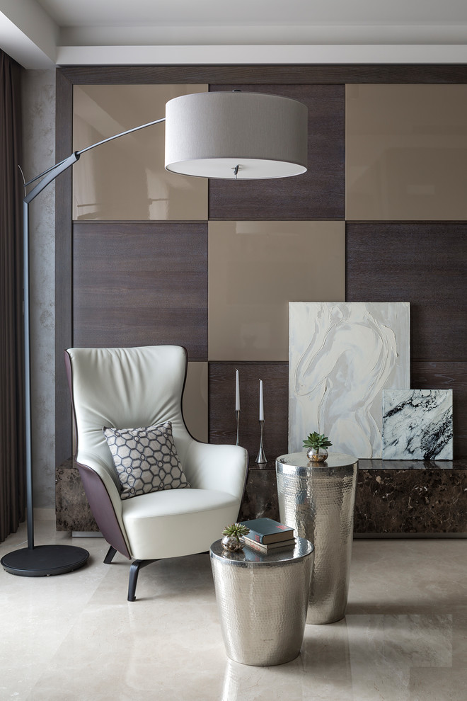 Immagine di un soggiorno minimal di medie dimensioni e aperto con libreria, pareti beige, pavimento in legno massello medio, TV a parete e pavimento marrone